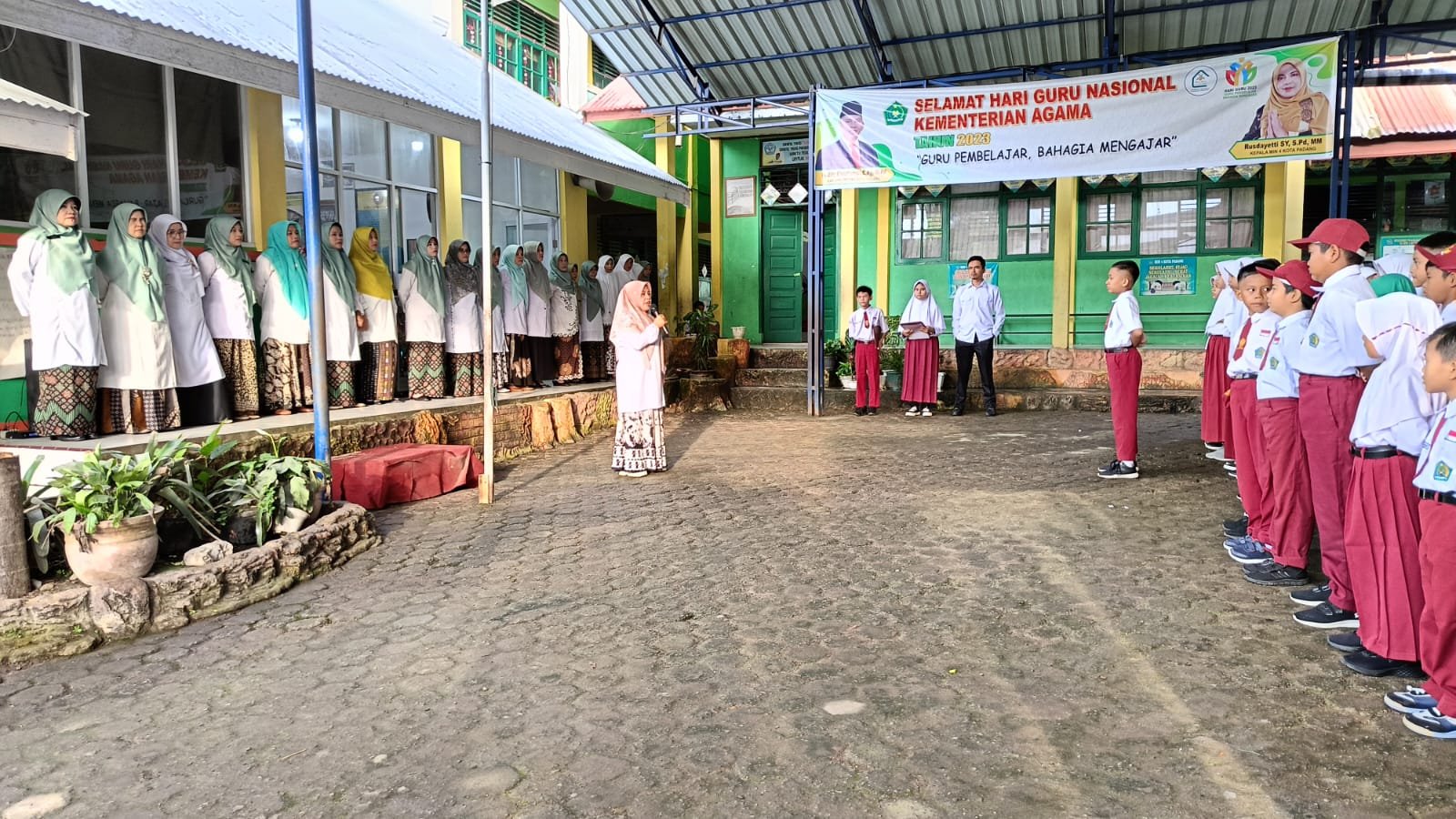 Rusdayetti Pimpin Apel Awal Tahun 2024 MIN 4 Kota Padang: Komitmen Menuju Perubahan yang Lebih Baik