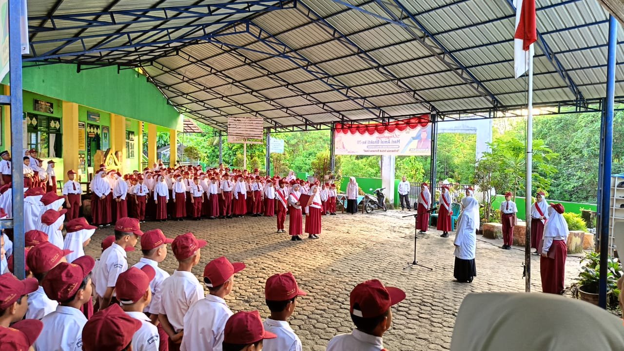 Koordinator Kurikulum MIN 4 Kota Padang Memimpin Upacara Bendera Perdana Tahun 2024
