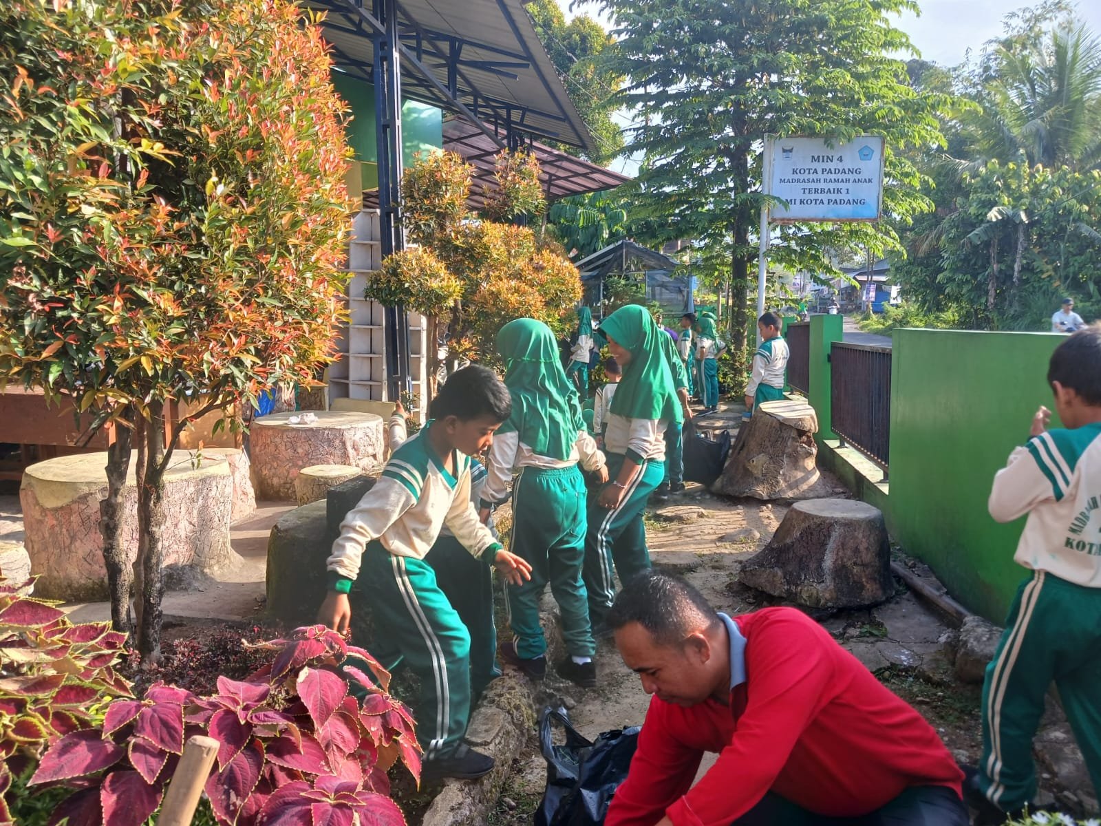 MIN 4 Bagoro (Gotong Royong) untuk Kebersihan Lingkungan Madrasah