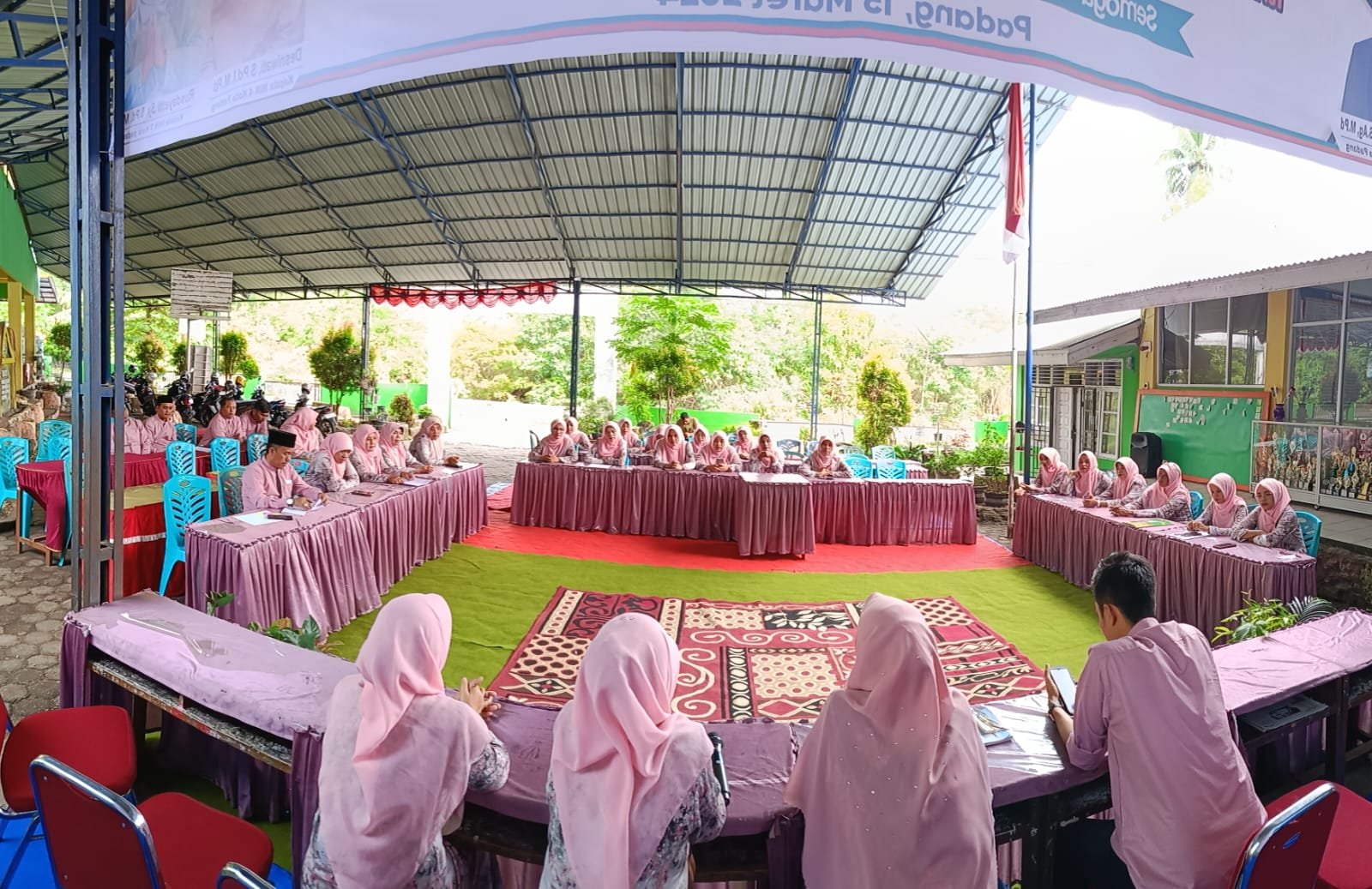 Usai Hantaran Tugas, Kepala MIN 4 Kota Padang Langsung Rapat Dinas