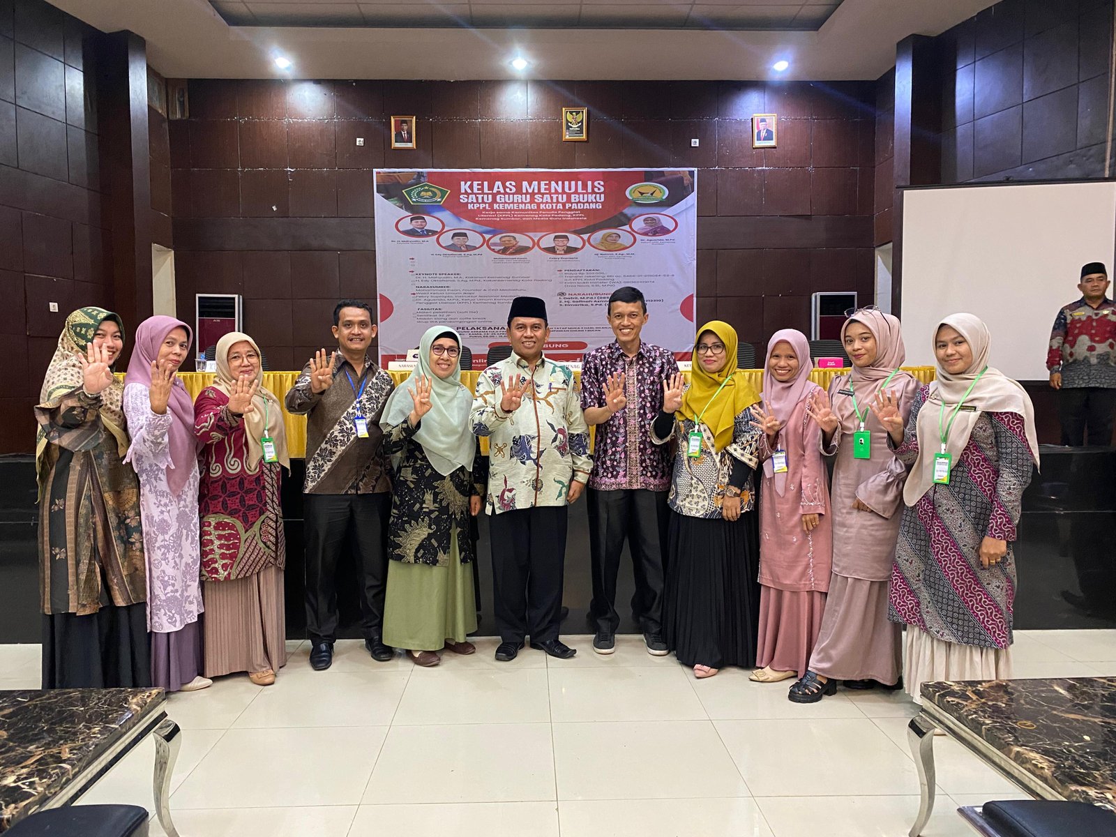 MIN 4 Kota Padang Terima Penghargaan Peserta Terbanyak dalam Pelatihan Menulis Satu Guru Satu Buku