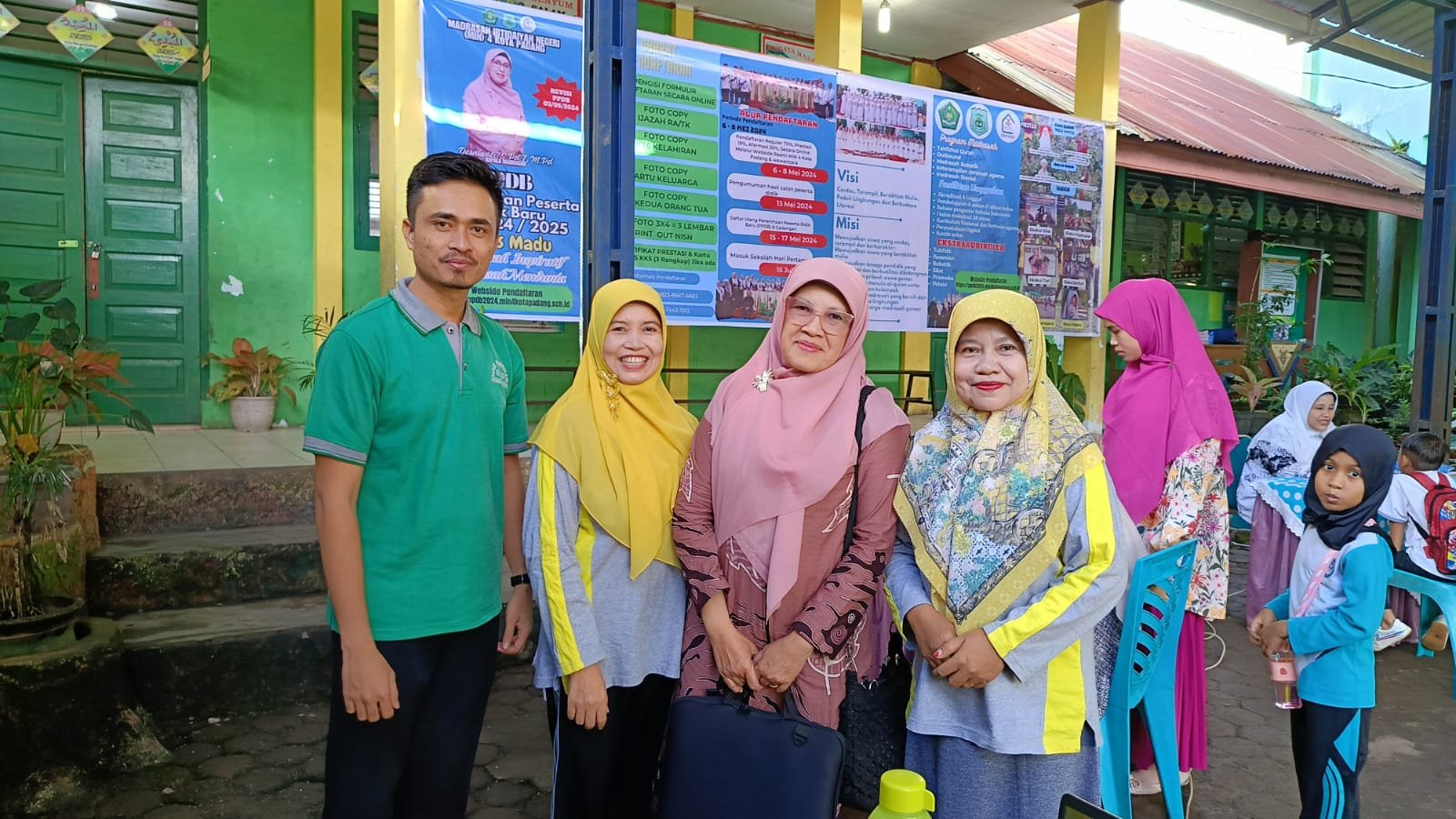 Pengawas MI Kota Padang Tinjau Proses PPDB MIN 4 Kota Padang