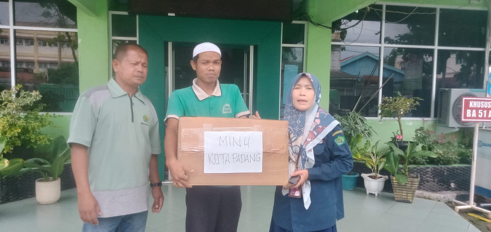 MIN 4 Salurkan Bantuan Galodo SUMBAR