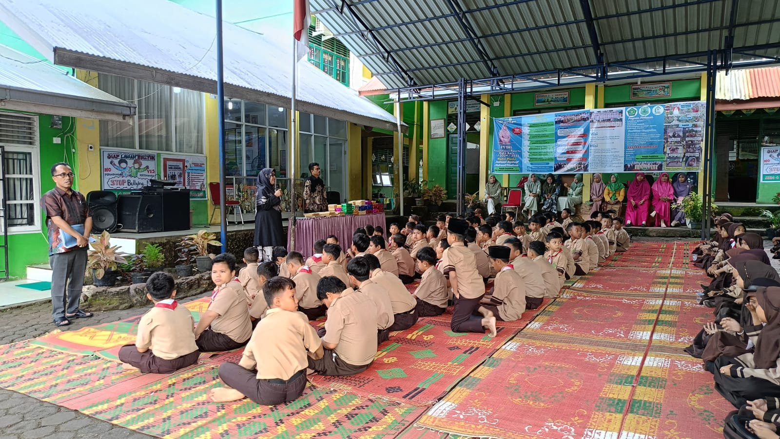 Penyerahan Rapor Semester II Tahun Pelajaran 2023/2024 MIN 4 Kota Padang