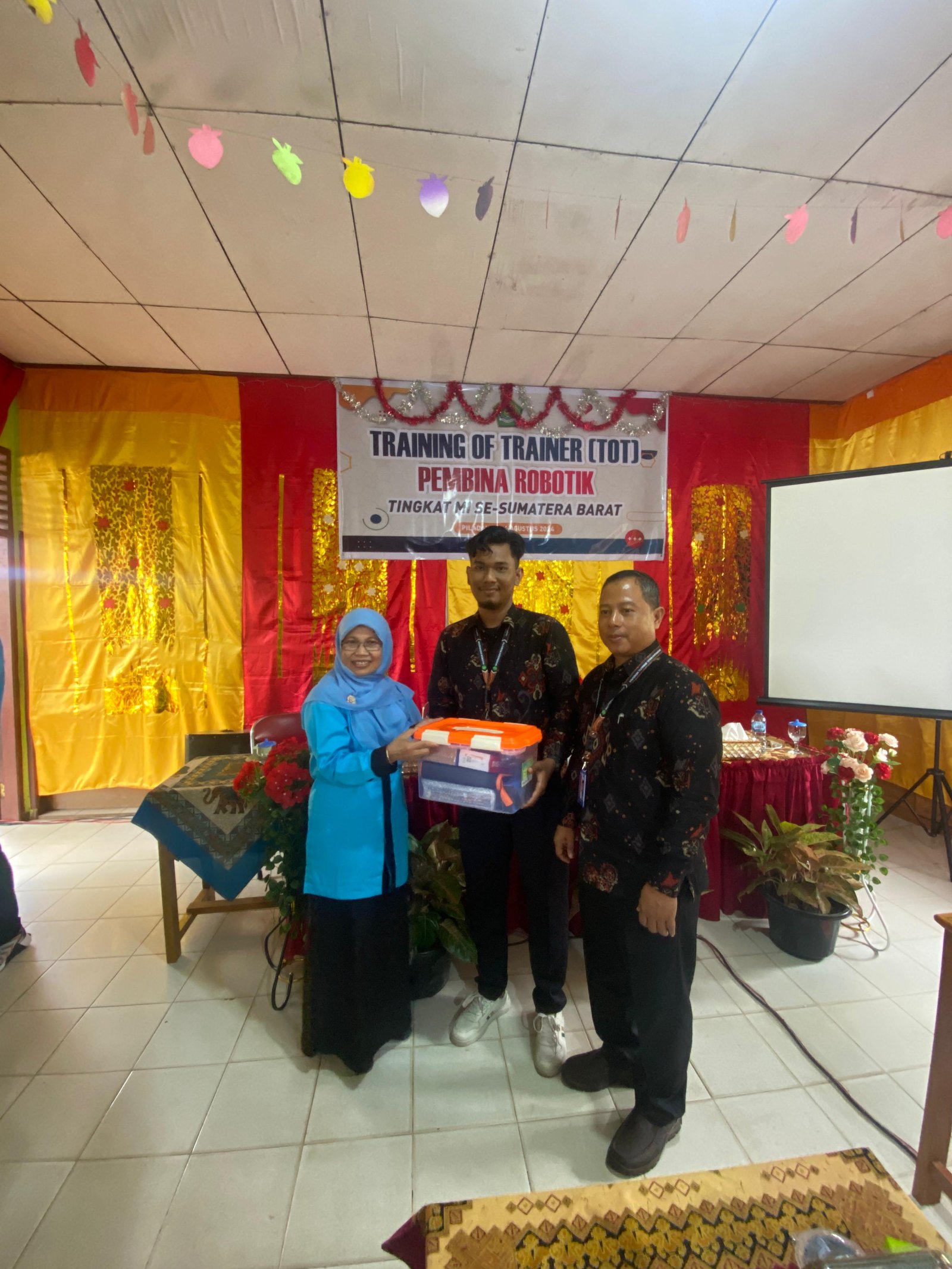 Dua Guru MIN 4 Kota Ikuti Training Of Training (TOT) Robotik MI SE – Sumatera Barat