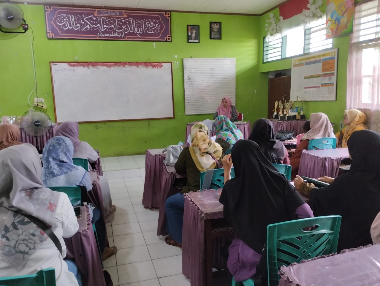 Pembagian Rapor Tengah Semester 1 di MIN 4 Kota Padang Berlangsung Lancar