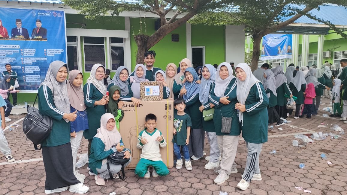 MIN 4 Kota Padang Bertabur Doorprize pada Jalan Santai HAB Kemenag ke-79