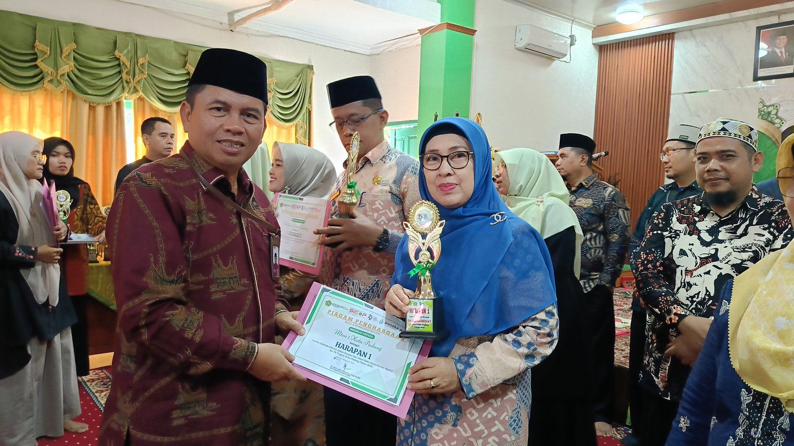 MIN 4 Kota Padang Terima Penghargaan Di Tasyakuran Hari Amal Bhakti Ke 79