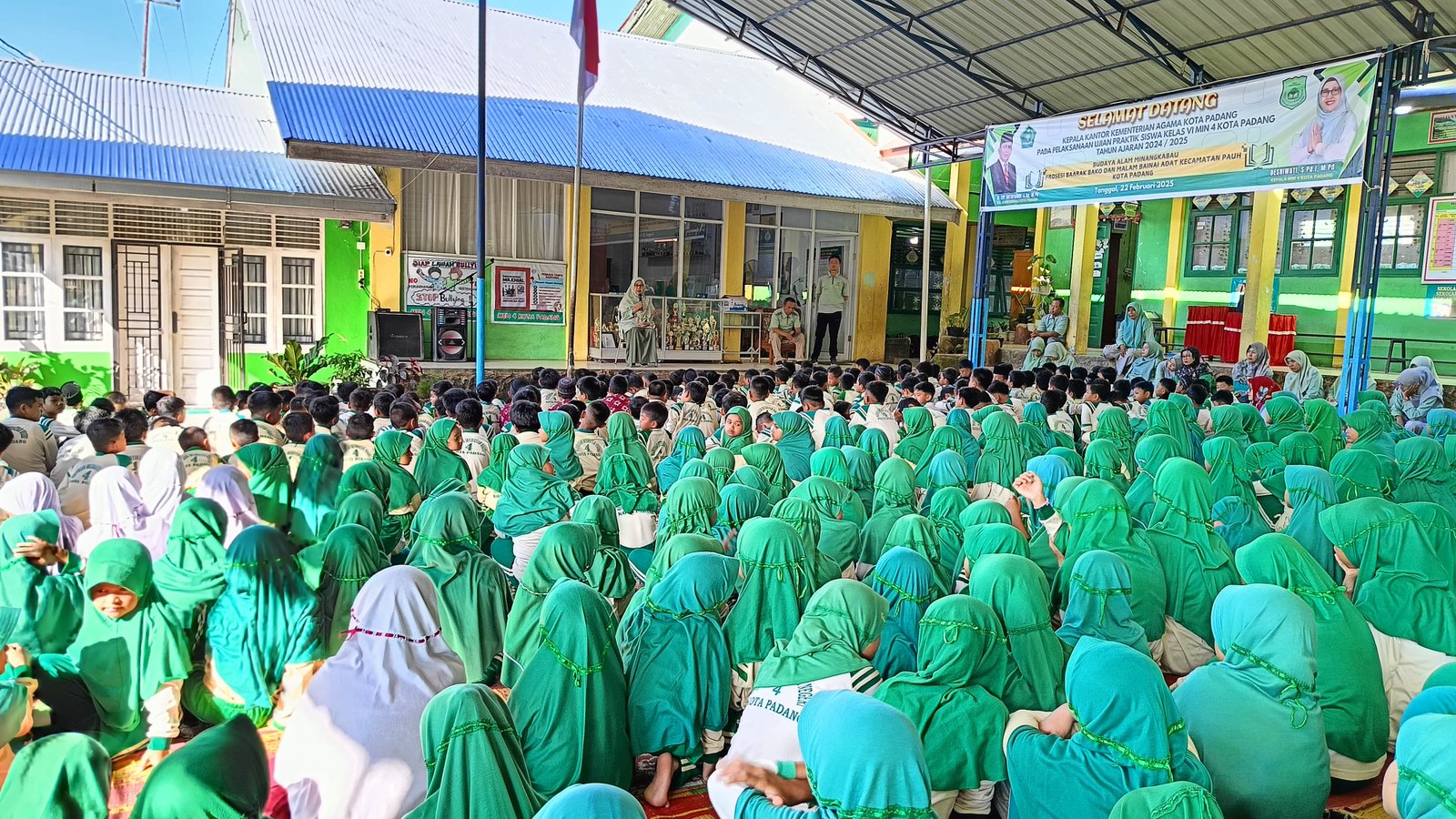 Jelang Bulan Suci Ramadhan, Warga MIN 4 Kota Padang Saling Memaafkan