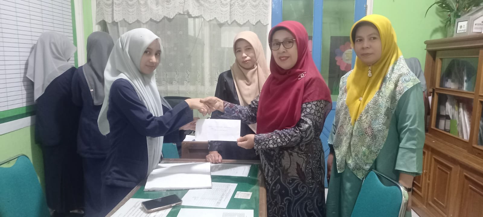 Jelang Ramadhan, MIN 4 Kota Padang Menyumbangkan Perlengkapan Ibadah