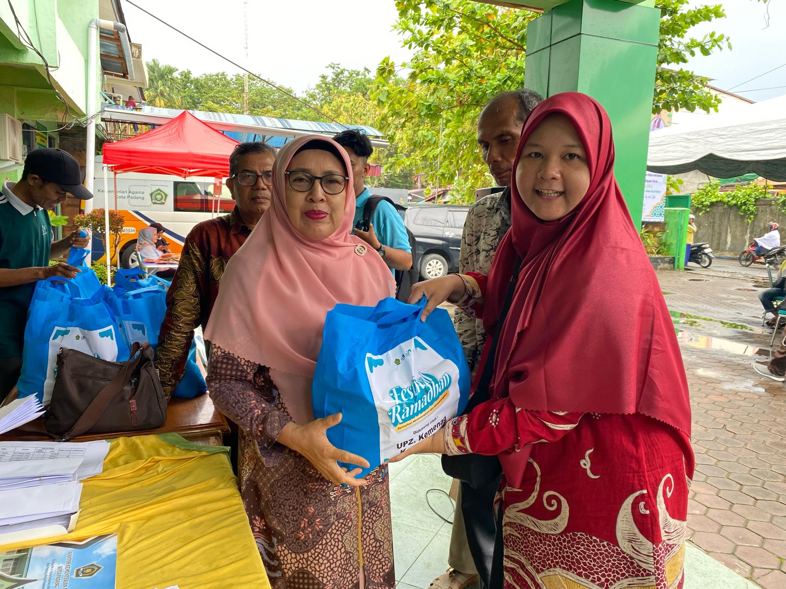 Pembagian Bingkisan Ramadhan di Kemenag Kota Padang