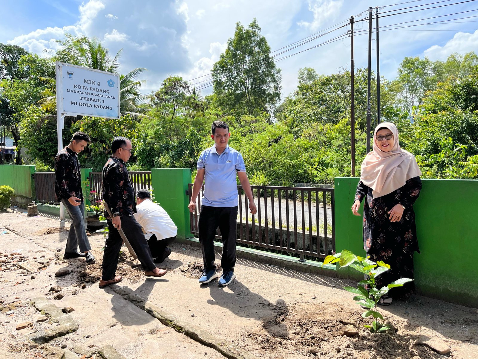 MIN 4 Kota Padang Dukung Program “Sejuta Pohon Matoa” dalam Rangka Hari Bumi 2025