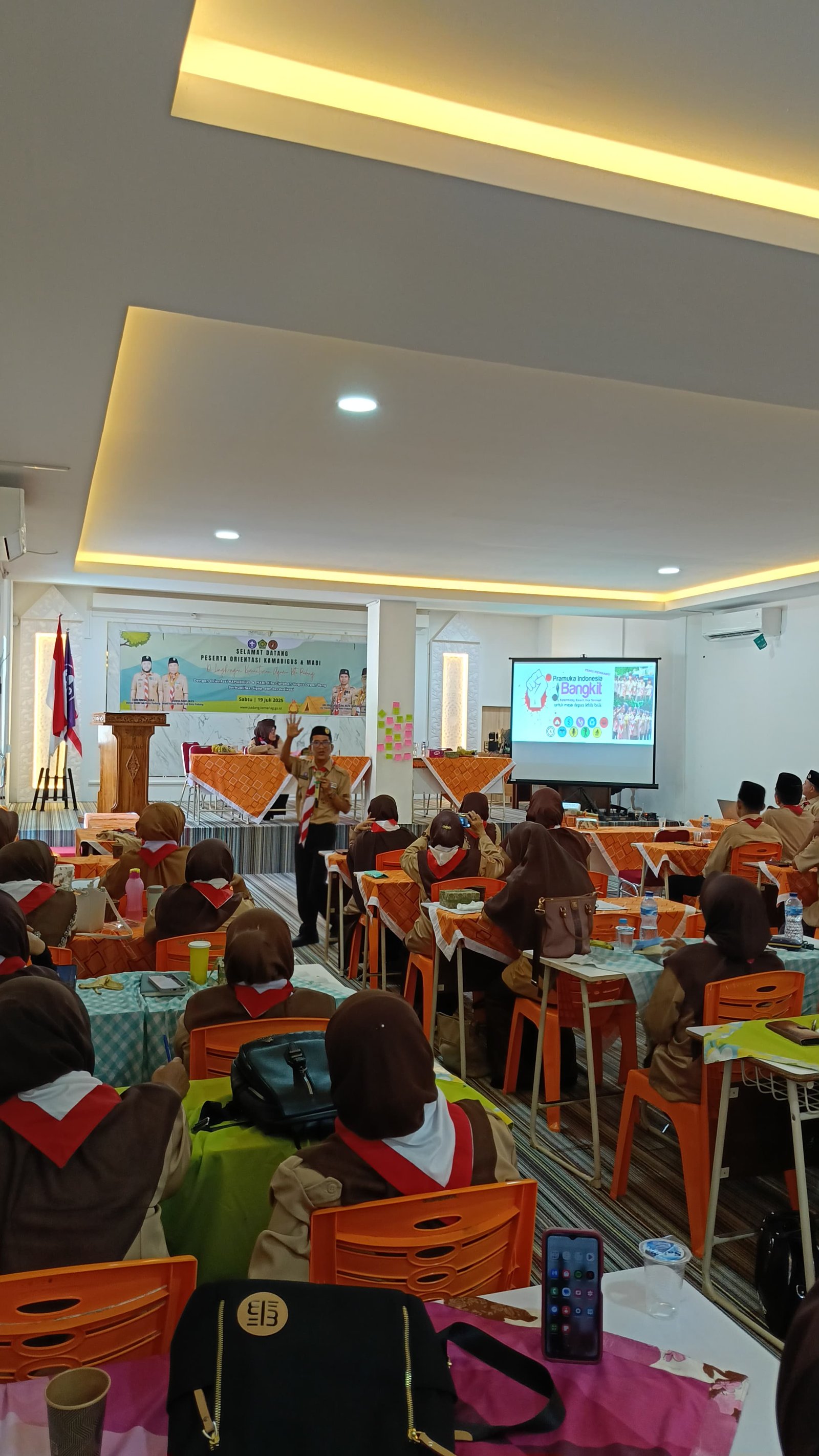 Seragam Pakaian Pramuka Menurut AD & ART Disampaikan pada Sesi Kedua Orientasi di MAN 1 Padang