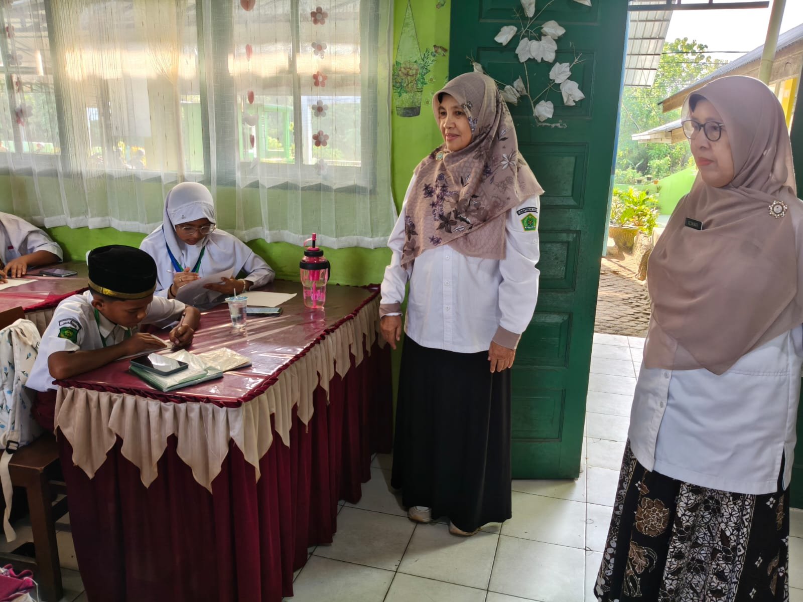 Pastikan Kesiapan Siswa, Pengawas MI Kota Padang Monitoring Try Out 1 TKA di MIN 4